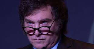 Caída en la aprobación, desgaste de la herencia recibida y una foto incómoda para Milei en una nueva encuesta