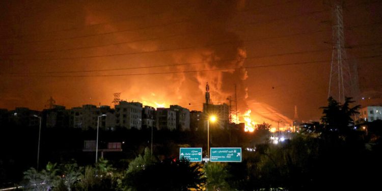 Más de 60 oleadas de bombardeos sobre Irán: Israel busca vaciar el arsenal misilístico del régimen y consolidar el control aéreo