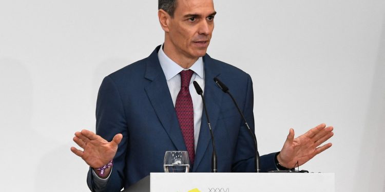 Luego de recapacitar en su postura sobre la guerra, Sánchez envía la fragata Cristóbal Colón sin votación y abre una pulseada legal y política en el Congreso