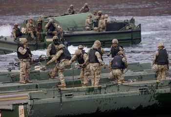 Estados Unidos se asoma al tramo más riesgoso de la guerra con Irán y prepara el desembarco de tropas