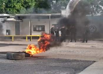 Tensión en la cárcel de Paraná:  Familiares se prenden fuego tras la muerte de un interno