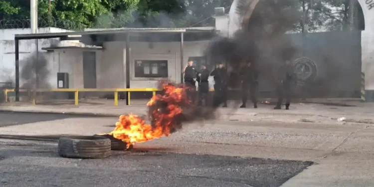 Tensión en la cárcel de Paraná:  Familiares se prenden fuego tras la muerte de un interno