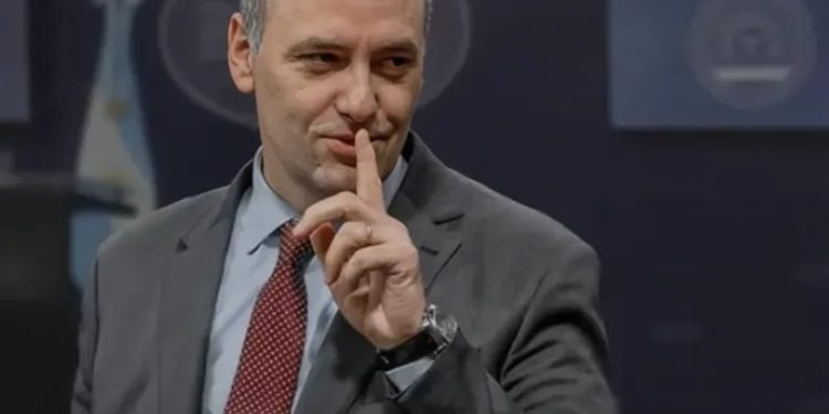 Adorni quedó en la cornisa, y no precisamente en la de Majul, mientras en la Rosada ya circulan nombres para una eventual sucesión