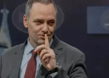 Adorni, cercado por papeles, testigos y chats: la causa que la Casa Rosada considera agotada sigue creciendo