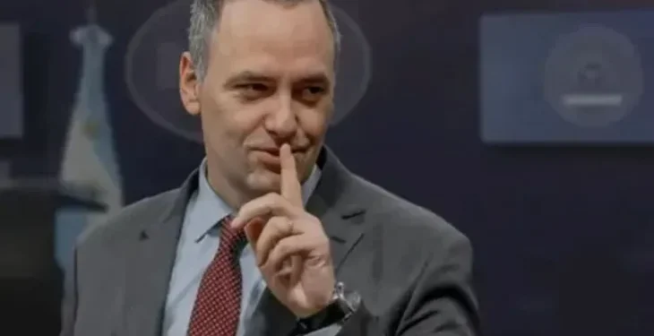 Adorni, cercado por papeles, testigos y chats: la causa que la Casa Rosada considera agotada sigue creciendo