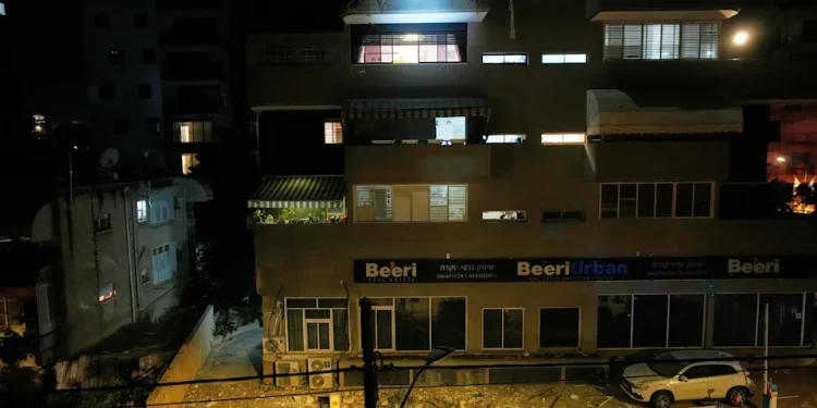 Misiles iraníes golpean barrios de Arad y Dimona y dejan al menos 84 heridos en una nueva escalada