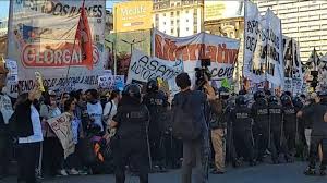 La policía despeja la 9 de Julio y la protesta por la reforma laboral se repliega hacia el Congreso