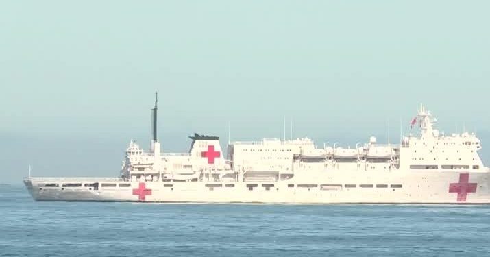Buque hospital chino en Valparaíso enciende alarma sanitaria y diplomática en plena pulseada por el cable submarino con China