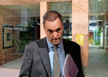 Adorni compró un departamento al estilo Eskenazi con YPF y ahora crecen las dudas sobre su operación inmobiliaria