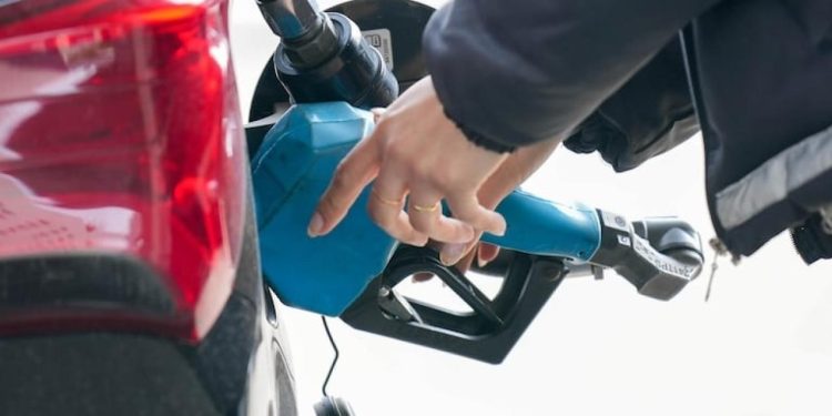 Alerta combustibles: el salto del Brent por la guerra reabre la presión sobre el precio de la nafta y pone el foco en YPF