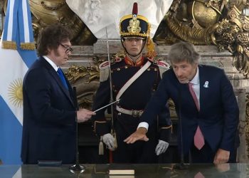 Justicia en manos de Mahiques: el saludo consuelo de Karina Milei a Santiago Caputo y la frialdad del asesor muestran mucho