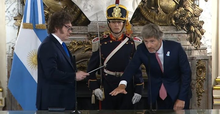 Justicia en manos de Mahiques: el saludo consuelo de Karina Milei a Santiago Caputo y la frialdad del asesor muestran mucho