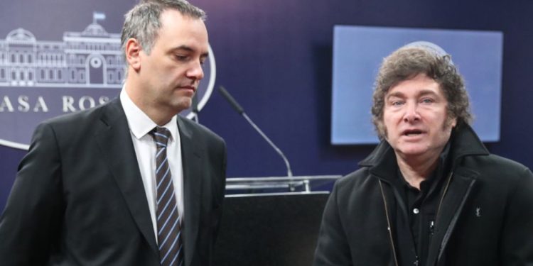 Chats, testimonios y patrimonio: Adorni suma presión y ya se discute su continuidad