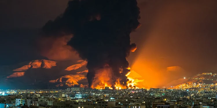 Trump redobló su ofensiva verbal y militar: Estamos “destruyendo por completo” al régimen persa