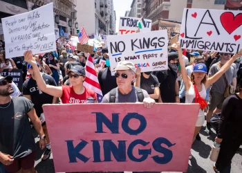 Protestas de No Kings, millones en aportes y la sombra de la izquierda organizada para atacar a Trump