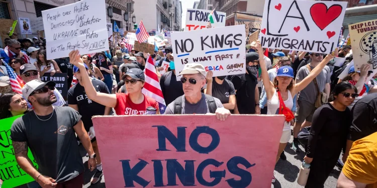 Protestas de No Kings, millones en aportes y la sombra de la izquierda organizada para atacar a Trump