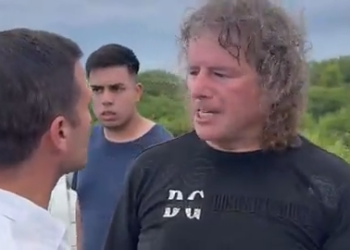 Brutal agresión en Tucumán: un puntero peronista atacó a cabezazos al diputado Federico Pelli en plena ayuda a inundados