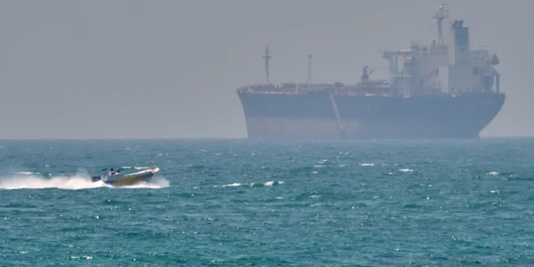 Petróleo en shock llega a USD 126: el Brent se dispara a niveles críticos y el mundo mira con temor hacia Ormuz