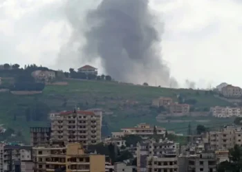 Israel aprieta sobre Bint Jbeil, golpea a Hezbollah y vuela un puente clave en el sur del Líbano