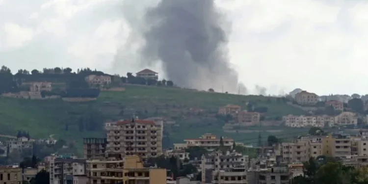 Israel aprieta sobre Bint Jbeil, golpea a Hezbollah y vuela un puente clave en el sur del Líbano