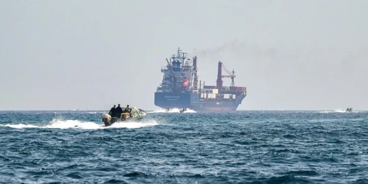 Ormuz vuelve a arder: Irán ataca buques y desafía la tregua de Trump