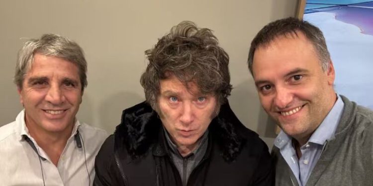 La alarma ya no es solo Adorni: las consultoras registran enojo social y un desgaste que pega en Milei