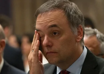 El fiscal Mangano pidió archivar la denuncia por el viaje de Angeletti y le da aire judicial a Adorni