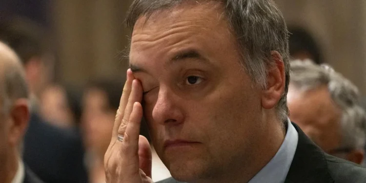 El fiscal Mangano pidió archivar la denuncia por el viaje de Angeletti y le da aire judicial a Adorni