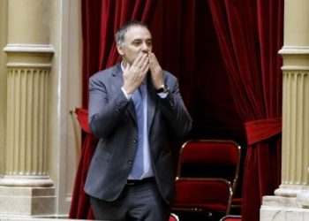 Adorni llega al Congreso sitiado por 4.800 preguntas, su patrimonio y el vuelo a Uruguay