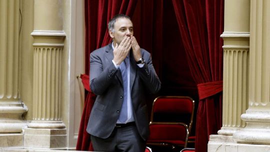 Adorni llega al Congreso sitiado por 4.800 preguntas, su patrimonio y el vuelo a Uruguay