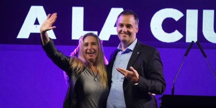 Karina blinda a Adorni en Vaca Muerta mientras la Justicia le sigue cerrando el cerco