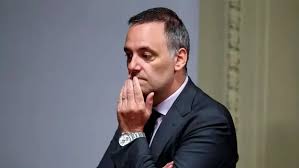 Adorni suma evasión y se hunde más : su amigo Feijoo admitió una deuda oculta de US$65.000 por fuera de la escritura