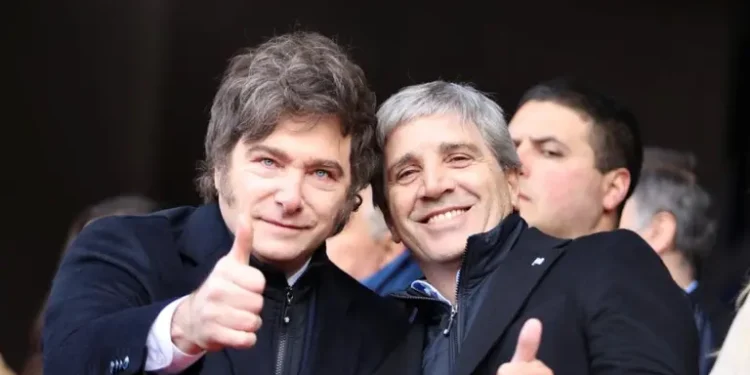 Milei absorbe pesos, suma dólares y fortalece el plan antiinflacionario