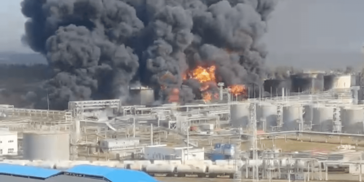 Ucrania golpea el corazón energético ruso y muestra cómo se defiende del invasor