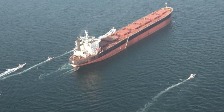 Ormuz al borde del choque: Irán desafía a Trump, dice tener el control y amenaza con una respuesta letal