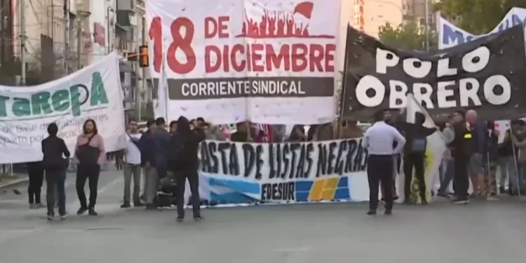 La formula Adorni y demora en el despegue de la economía reaniman al frente anti-Milei