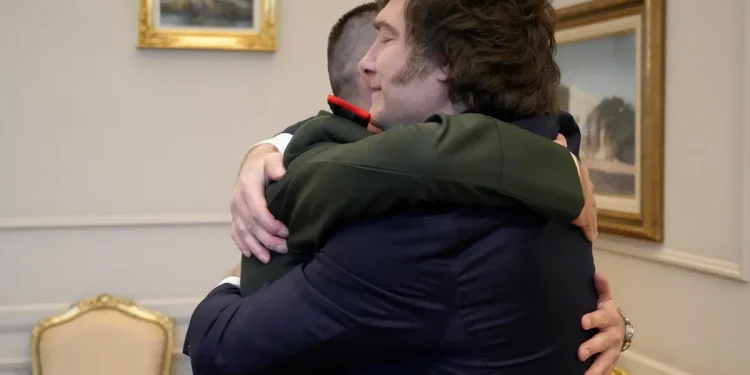 Positivo: Milei recibió a Nahuel Gallo y convirtió su regreso en un gesto político contra el chavismo