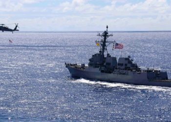 Ormuz bajo máxima tensión: Estados Unidos logra abrir paso a buques mientras despliega fuerza militar masiva y desafía a Irán