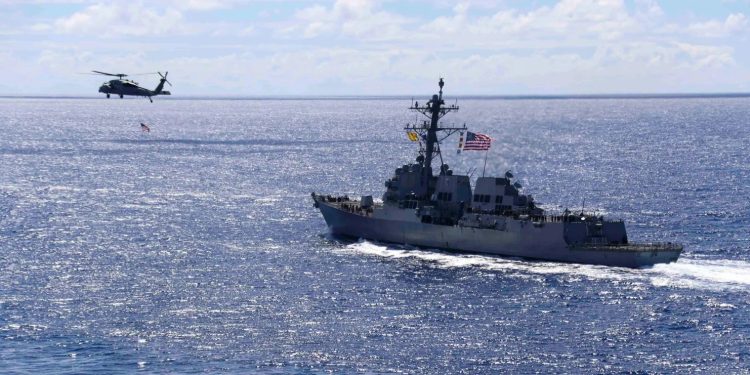 Ormuz bajo máxima tensión: Estados Unidos logra abrir paso a buques mientras despliega fuerza militar masiva y desafía a Irán