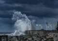 Un ciclón extratropical golpea con furia la Costa Atlántica: olas de 7 metros, puertos cerrados y balnearios destruidos