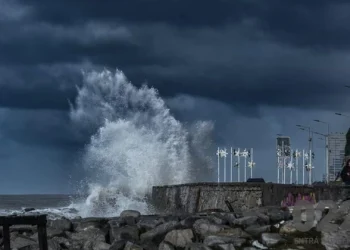 Un ciclón extratropical golpea con furia la Costa Atlántica: olas de hasta 8 metros, puertos cerrados y balnearios destruidos