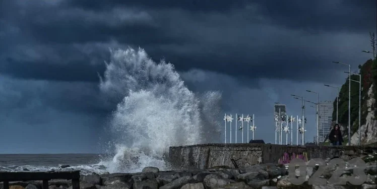 Un ciclón extratropical golpea con furia la Costa Atlántica: olas de 7 metros, puertos cerrados y balnearios destruidos