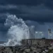 Un ciclón extratropical golpea con furia la Costa Atlántica: olas de 7 metros, puertos cerrados y balnearios destruidos