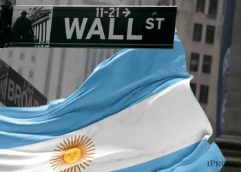 Positivo: Bonos y acciones argentinas suben con fuerza tras la mejora de Fitch y el riesgo país cae a 528 puntos