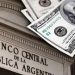 Dólares en alza, pero reservas bajo presión: el mercado mira la calle y el riesgo país no cede