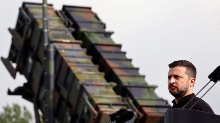 FOTO DE ARCHIVO: El presidente ucraniano, Volodímir Zelenski, observa durante una visita a una zona de entrenamiento militar para conocer el entrenamiento de los soldados ucranianos en el sistema de misiles Patriot, en un lugar no revelado de Alemania, el 11 de junio de 2024.   Jens Buttner/Pool vía REUTERS/File Photo