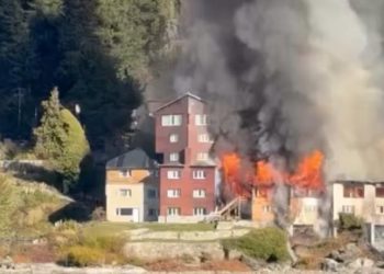 Un feroz incendio arrasó el histórico Hotel Huemul de Bariloche y reavivó la alarma por el manejo del fuego en zonas turísticas