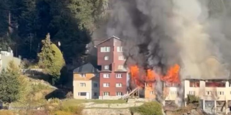 Un feroz incendio arrasó el histórico Hotel Huemul de Bariloche y reavivó la alarma por el manejo del fuego en zonas turísticas