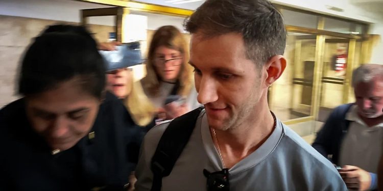 Caso Adorni: declaró Leandro Miano, curioso nexo de una de las jubiladas prestamistas en la compra del departamento de Caballito