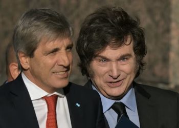 Luis Caputo prometió que no habrá “cimbronazos” y bajara inflación, al tiempo que Milei volvió a cargar contra los medios en un foro internacional